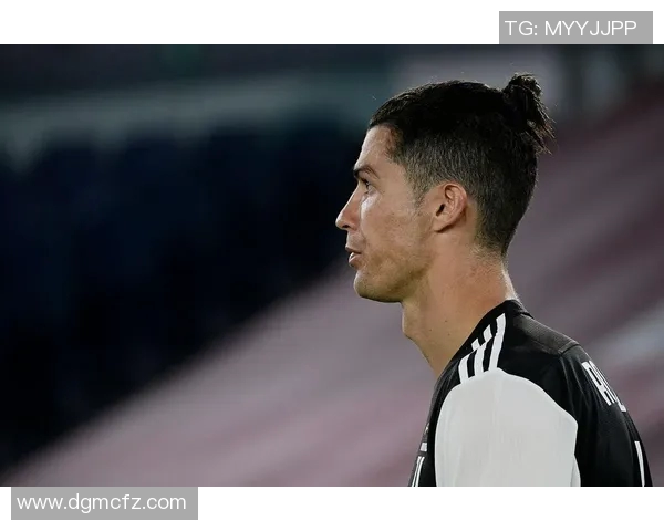 足球明星C罗的帅气魅力与球场风采的完美结合