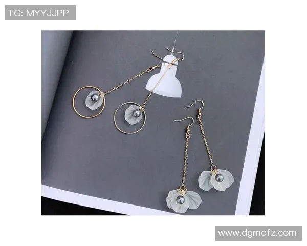 足球明星耳饰搭配女款图片展示时尚潮流与个性魅力