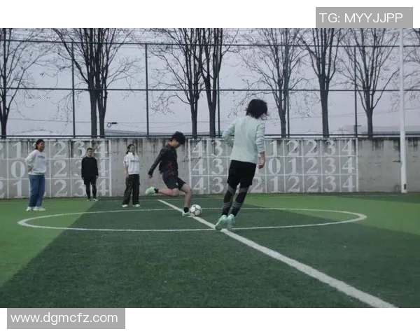 从小放养的足球明星如何在绿茵场上绽放光彩与梦想